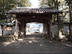 元石清水八幡宮　八幡神社 　
総門　
平常天皇の勅命で現在地に祀られ、その際に手を洗う水が無く行教和尚が盤座を法具で叩いたところ、清水が湧き出し池になったと伝わります。
泉は石清水の井と言われ、今も近くの御霊神社の境内にあるそうです。
