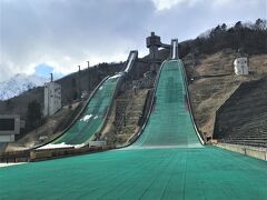 雪のないジャンプ台で遊んだ