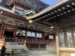 大拝殿(左）

神部浅間両神社の拝殿で、文化2年起工、同11年竣工。楼閣造りで、いわゆる浅間造の代表的なもの。高さ25mあり、殿内は132畳敷きの広さがある。天井は十間の合天井となり、その各間に狩野栄信・狩野寛信の「八方睨みの龍」「迦陵頻伽」「天人」の天井絵を飾る。（HP)

舞殿(右）
文化14年起工、文政3年竣工。江戸時代後期に造営された社殿中唯一素木造り。立川流彫刻も、ここでは素木のものが鑑賞できる。（HP)