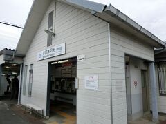 伊賀神戸駅の前から。
こう見ると、伊賀鉄道が近鉄由来の路線であることがわかります。
近鉄から転換するとだいたい、こういうデザインになるみたいです。
岐阜県にも似たデザインになっている、近鉄から転換した路線がありました→　https://4travel.jp/travelogue/11552301#photo_link_62591056。