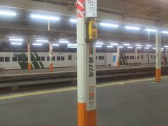 23：59　熱海駅で停車です。
ここから乗る人も居るのかも知れませんが、降りる人ってまず居ませんよね。