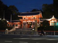 まずは、定番の八坂神社の西楼門から