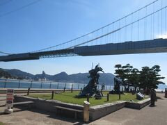 ここは、みもすそ川公園です。関門橋がよく見えます。下関・壇ノ浦と北九州・門司を結ぶ巨大吊り橋1038ｍ　昭和48（1973）年11月14日に開通。
自転車で進んで行きますが、門司港側と違ってサイクリングロードはありません。
