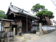 入口の大きな松が印象的な、こちらのお寺は深専寺（じんせんじ）です。奈良時代に、行基による開山の海雲院という寺院から創建されたそうです。