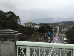 橋の下のお堀通りからは金沢城にたどり着きにくいので要注意です。いったん下に折りかけました笑