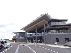 ホテルの自転車はマウンテンバイクで電動ではありませんが、30分かからずに到着。
10月にオープンしたばかりの「万座毛周辺活性化施設」
出来立ての香りがする。
駐輪場に自転車を止めて・・・・
めちゃくちゃ風が強くて。
これが後で大変なことになってしまいました。