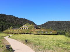 屋根一面が芝におおわれたメインショップが素晴らしい。
