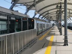 電車に乗り換え仙台駅を目指します。駅は空港のすぐ横にあるので移動には便利です。
