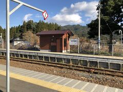 岩手船越駅のアップです。小さい駅舎です。駅舎の後ろに赤い実をつけた柿の木が、秋を感じさせていました。
宮古→岩手船越駅は、所要45分くらいです。朝は本数が多いのですが、日中が少ないので観光客は気を付けましょう。