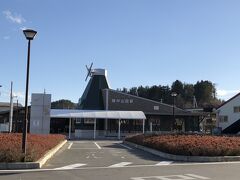 これがコンパクトシティとして復興した山田市の駅舎。
湾に浮かぶオランダ島にちなんで、風車を模しています。
このあたりに、郵便局や、スーパーや、金融機関を集めて、コンパクトシティとして再興しています。コロナ禍の前には、中高生の修学旅行生も多く見学に訪れたとか。