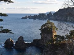 田老は三陸ジオパークのゲートウェイともされています。
これが奇岩、三王岩。北上山地の隆起により地層が傾斜し、そして、柔らかい地層の羅賀層というのが、1万年くらいの間に浸食されてこのような形になったそうです。