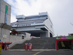 JR両国駅からもよく見えるユニークで巨大な江戸東京博物館の建物は、メタボリズム建築の菊竹清訓の設計によるもの。菊竹は自著『江戸東京博物館』のなかで、江戸博の建物は江戸時代初期に焼失した江戸城天守閣の高さを意識し、同程度の62.2メートルに高さを定めたと語っています。