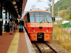 気が付いたのが遅すぎてあっという間にハウステンボス駅に到着。
博多からきているハウステンボス号が停まっている。