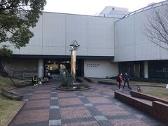 おまけ！
別の日に半田市に行った際立ち寄った「空の科学館」と「博物館」を少し紹介したいと思います。
入館料はどちらも無料
ちょうど小学生達が見学を終えて帰るところでした。
先生方が消毒液を子どもたち一人一人にシュッとして回り・・大変ですね。