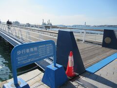 ブルーウイングもじ　
日本最大級の歩行者専用はね橋　全長108m　開橋は1日6回（20分）4分かけて上がる。
