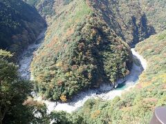 これです！
写真が残念ですが
遠近感がわかりにくい雄大な景色。
川の流れがあんな下にあります。

ここまでの道はかなりの隘路。
すれ違い難所区間ということで信号機の設置もありました。
そんな中路線バスも走っていたのに驚き。
この日は通行量も少なかったのでなんとか無事クリア出来ました。
「ひの字渓谷」展望地点には
小さな駐車スペースもあり。