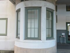 旧大連航路上屋
昭和4年建築　国際ターミナルとして使われていた。半円形の飛び出した形の監視室が出入口両脇にあります。幾何学形態のアールデコ様式だとか。
コロナのため2階へは上がれませんでした。
