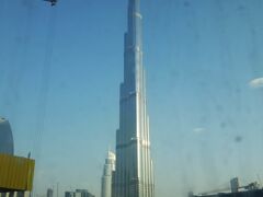 バージュ・カリファ（Burj Khalifa）にやって来ました！
駅から長い廊下でつながっているみたい。
既に窓からこんな感じ。