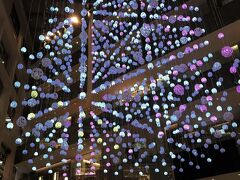 クリスマス装飾と言えば、丸ビルの隣の商業施設KITTEのデコレーションも忘れてはいけない。

KITTEの1階の吹き抜けホールにあるのは、光り輝くデコレーション。
