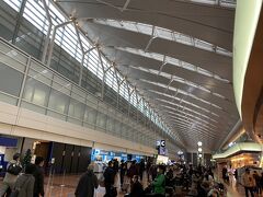 リムジンバスで羽田空港にやって来ました。
9月の北九州旅行以来の飛行機での移動です。