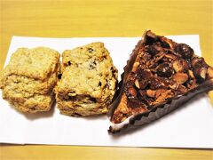 スコーン2種とタルト♪

＊プレーンスコーン　\194
＊ラムレーズンとナッツのスコーン　\194
＊バナナとマカダミアナッツのタルト　\561


感想はクチコミ参照↓