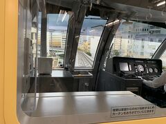 美栄橋駅を8時半に乗ったゆいレール。
月曜日で通勤時間だったので、混んでいました。
県庁前駅で、たくさん降りたので、前が見える席に座れました。