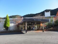 本日のお宿はここ。
高速乗って皆野寄居有料道路（430円）まで使用。(ﾉД｀)ｵﾓｲﾉﾎｶ、ﾄｵｲ

「国民宿舎 両神荘」