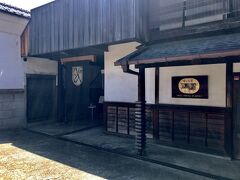 山梨の旅最終日は勝沼ワイナリー巡り。

『勝沼醸造』
■住所：山梨県甲州市勝沼町下岩崎371
■TEL：0553-44-0069
■営業時間：9:00～16:00
■定休日：年末年始
■公式HP：https://www.katsunuma-winery.com

『勝沼醸造』は1937（昭和12）年の創業で
日本古来のぶどう品種「甲州」に特化し
勝沼のテロワールを追求する造り手として
日本国内のみならず世界的にも高い注目を集める
実力派ワイナリーです。