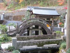 すごい太鼓橋（通れませんでした）

たぶん関係者の方が、お正月の動線を検討してみえた。
もうじきコロナ渦初の初詣ですものね。