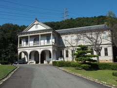 次に見えてきた大きな建物は…

【三重県尋常師範学校・蔵持小学校】
旧所在地：三重県名張市蔵持
建設年代：明治21年（1888）