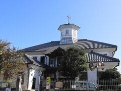 明治１０年に八幡東学校として建築された白雲館は貴重な擬洋風建造物です。 
現在は観光案内所となっています。