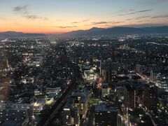 街の灯りがつきはじめました。
西側は線路が見えて、灯りのついた電車が移動する様子も良かった。