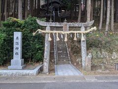 ちゃんと着きましたよ。
「月讀神社」

魏志倭人伝にも登場するほど古くからの歴史がある島だけに、
神社の鳥居にも悠久の歴史を感じる。