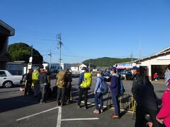 下市口駅のバス乗り場には多くの人。早めに並んだので座れましたが、満員で立ち席も多数いました。