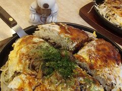 残念ながら、広島のお好み焼きは他のお店をあまり知らないので比べようがありませんが、とても美味しくいただきました。
JOECOOLは大阪生まれ・大阪育ちなので、大阪のお好み焼きももちろん大好物ですが、広島のお好み焼きもこれはこれで美味しいので、どっちが良いかということはありません。