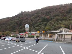 翌朝、神奈川県の東名高速道路鮎沢パーキングエリアでしばし休憩。