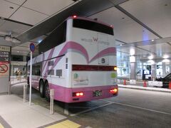 朝8時半少し前、終点のバスタ新宿に到着。
以前にも新宿発着の高速バスに乗車したことはありましたが、バスタ新宿に降り立つのは今回が初めてでした。