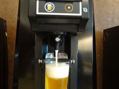 朝食後、那覇空港のサクララウンジでビールをいただきます。