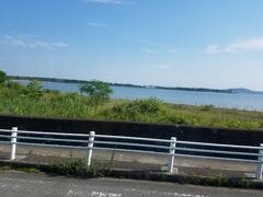 黒津崎までのバスの車窓から。最初は守江湾が見えました