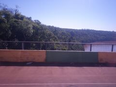 ブラジルのフォス・ド・イグアスとアルゼンチンのプエルト・イグアスを結ぶタンクレド・ネーヴェス橋、ブラジル側からアルゼンチン側へ移動中です。