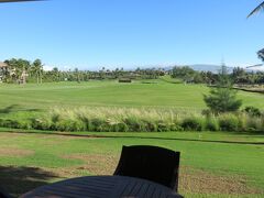 １１月２５日午前８時半。
ハワイ島ワイコロアのコンドミニアム「フェアウェイ・ヴィラズ・ワイコロア by アウトリガー」。
その名の通りコンドミニアムの前にはゴルフコースが広がります。