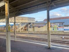 五所川原駅。
奥には津軽鉄道の駅舎が見えます。
乗ってみたい鉄道ですが、今回は五能線に注力です。