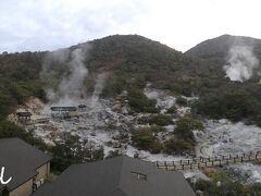 【11月17日（火）2日目】
テラスに出て、雲仙地獄を眺めます。