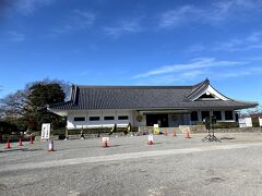 「三河武士のやかた家康館」前のこの場所で、11時から武将隊の演武が見学出来ます。
