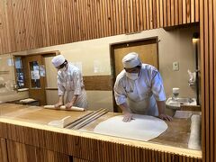 ガラス越しにうどん打ちが見学出来ます。

釜揚げうどん食べてみたいです！