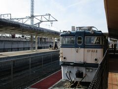 しなの鉄道軽井沢駅の構内には、1997年の北陸新幹線高崎～長野間の開業とともに廃止された信越本線横川～軽井沢間で使用されていたEF63形電気機関車が保存されていました。