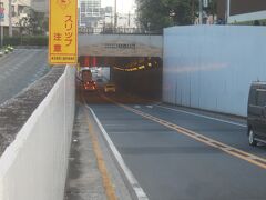 食後､京急線の方へと歩き始める
仙台坂トンネル
トンネルの名前は「仙台坂トンネル」だけど､「仙台坂」は昔の呼び方で､現在は「くらやみ坂」というんだそうですよ
「仙台坂」の名前の由来は､江戸時代には仙台藩伊達家の下屋敷があったことによります