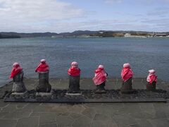 壱岐の東側の湾内にある、満潮時には海に浸かってしまうというお地蔵さん。
この時は足元まで行くことができました。