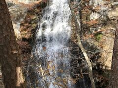 虹見の滝。
そこまで大きな滝ではなくですが、なかなか迫力あります！
滝の流れに癒やされます(^-^)