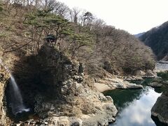 虹見橋からの眺め。
虹見の滝と五龍王神社です(^-^)